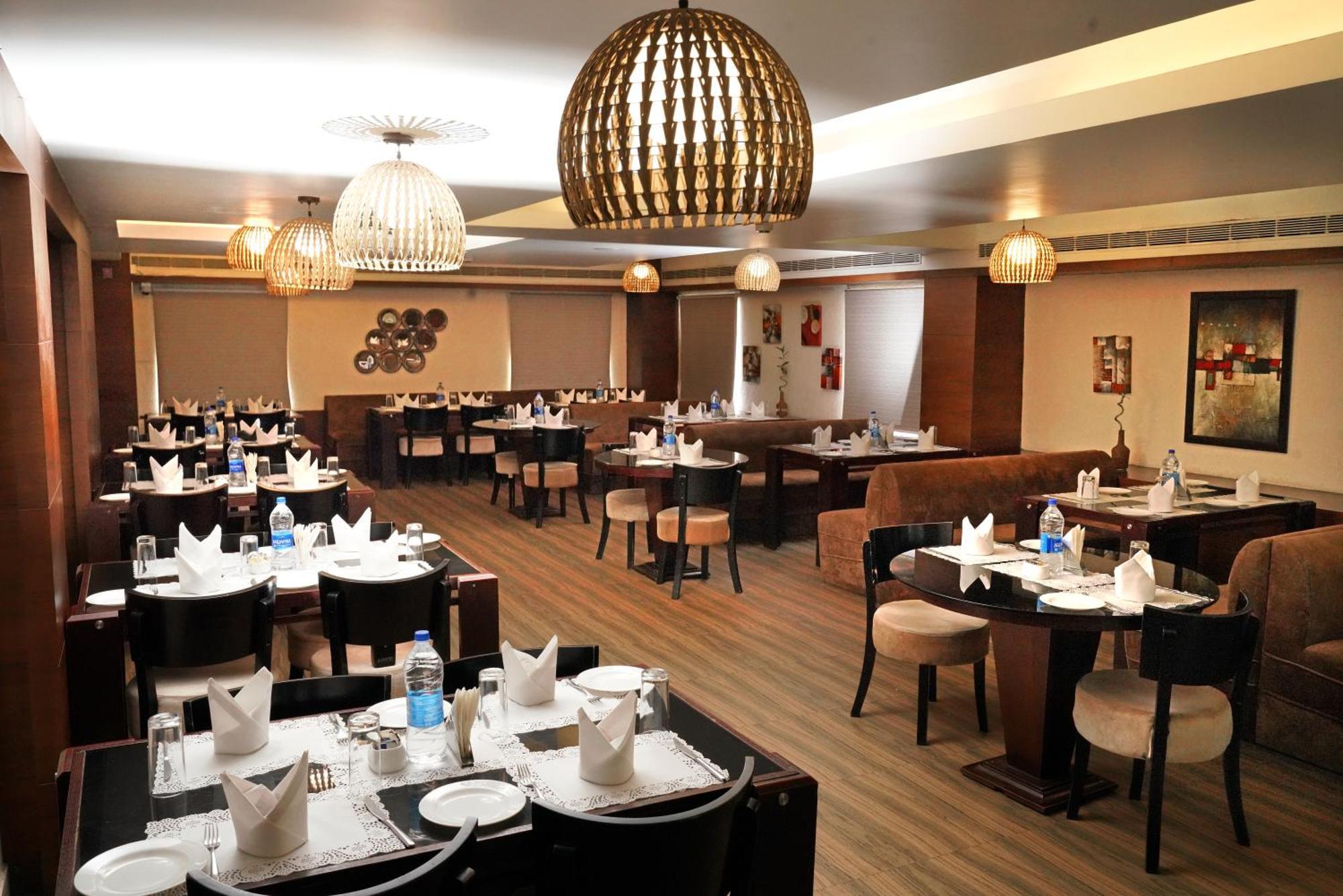 Kga Elite Continental Hotel 蒂鲁瓦尔拉 外观 照片