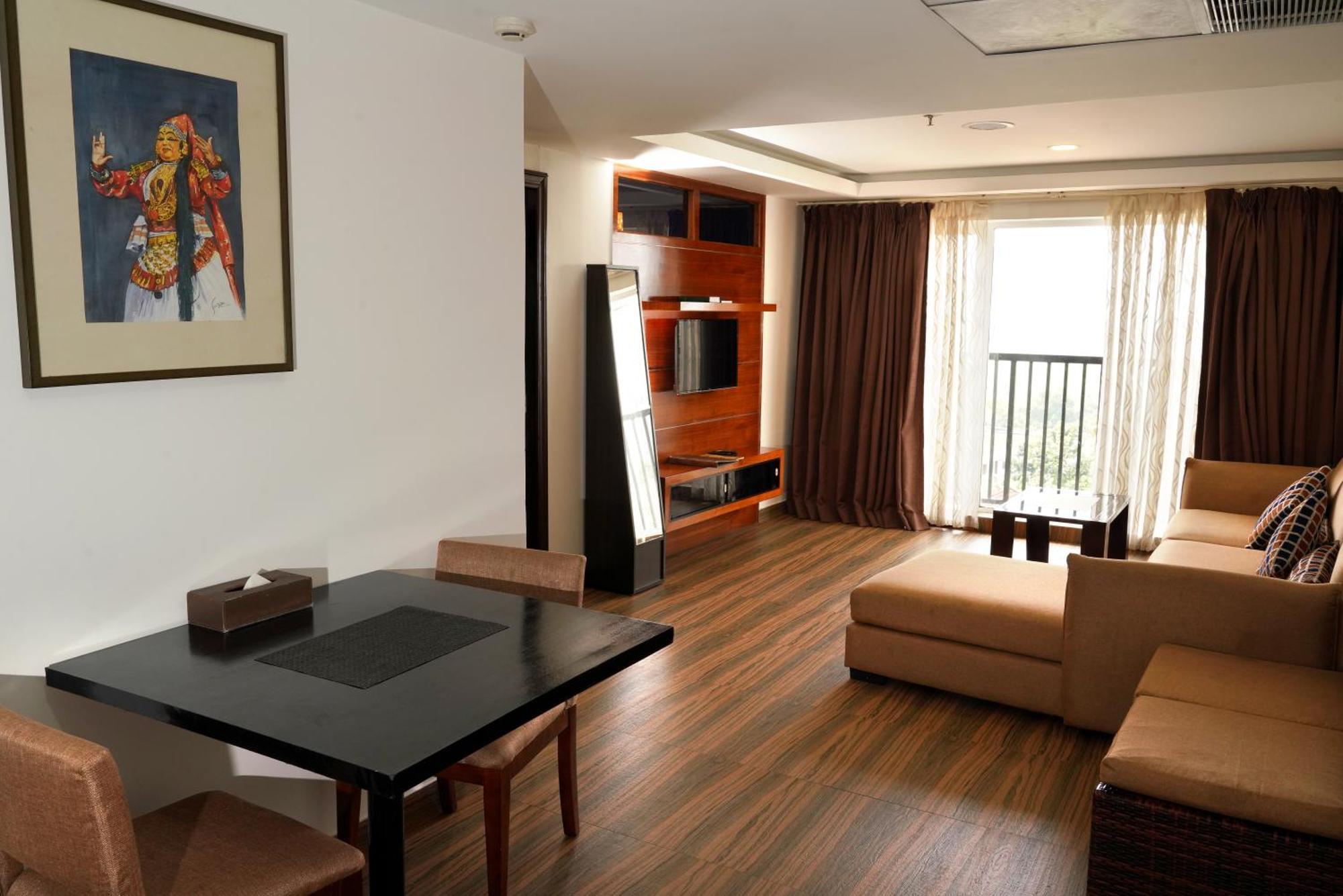 Kga Elite Continental Hotel 蒂鲁瓦尔拉 外观 照片