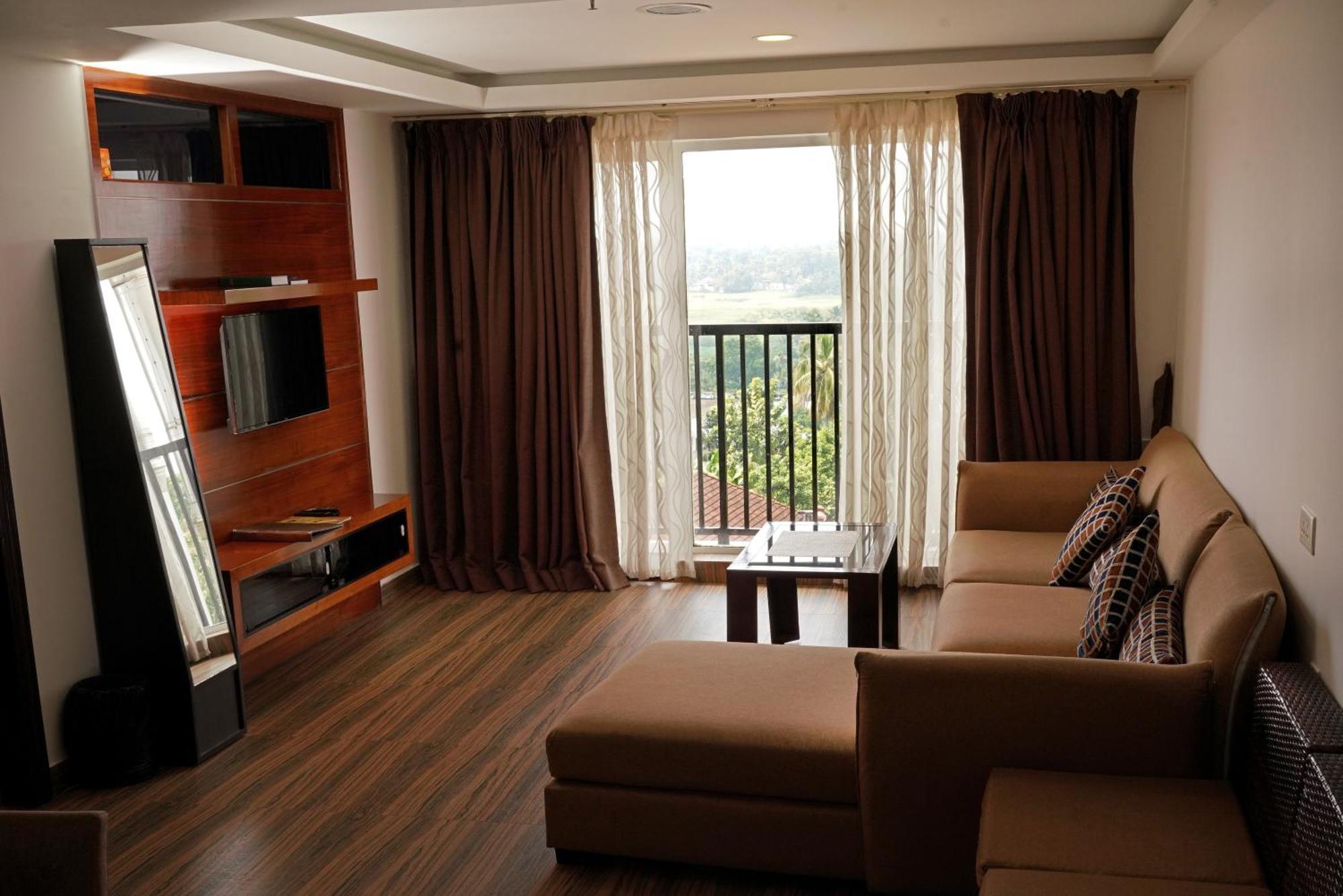 Kga Elite Continental Hotel 蒂鲁瓦尔拉 外观 照片