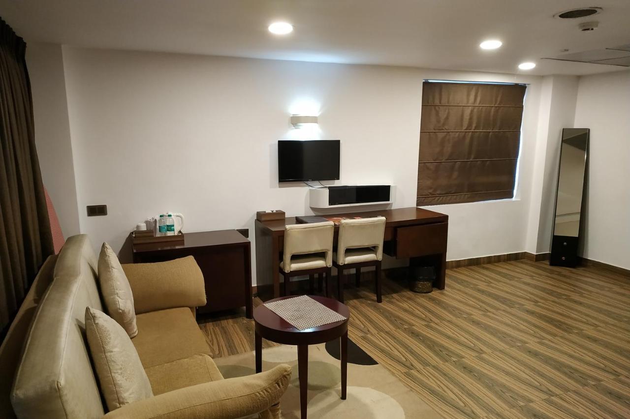 Kga Elite Continental Hotel 蒂鲁瓦尔拉 外观 照片
