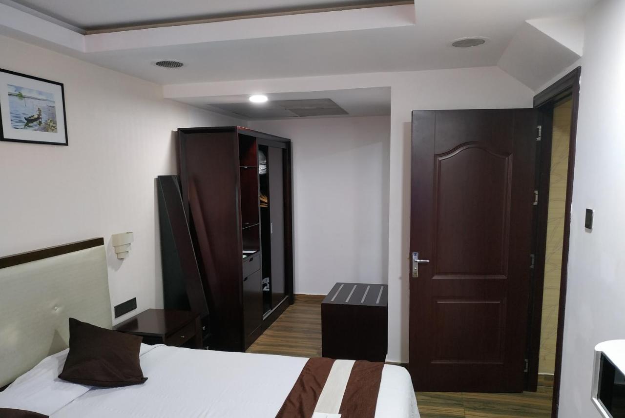 Kga Elite Continental Hotel 蒂鲁瓦尔拉 外观 照片